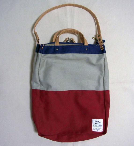 本体は灰色系とエンジ系の色の2色使い(口の部分は紺で取っ手はベージュ)