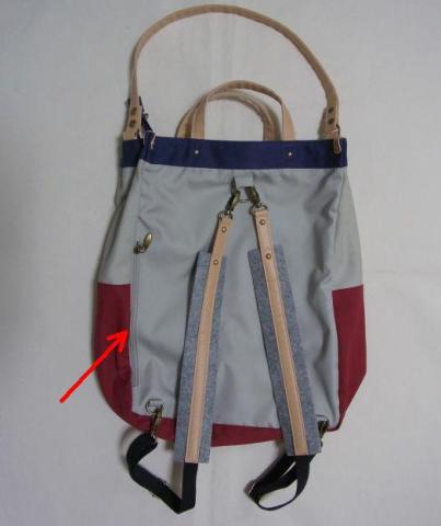 背負ったときの右サイドにジッパー有。