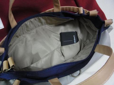 中はビニール系の素材でポケットつき(ジッパーつき1、オープン2)