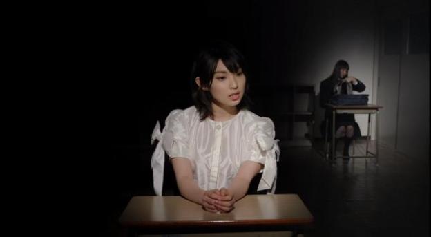 机に手をついて歌うレオの後ろで劇は進む。