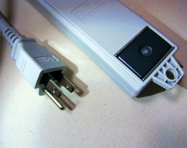 プラグは3P仕様の裏にはマグネット付き(マグネットは片方の端にあと一箇所ある)