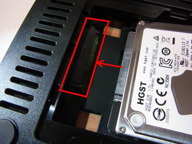 スライドするようにHDDをはめて...