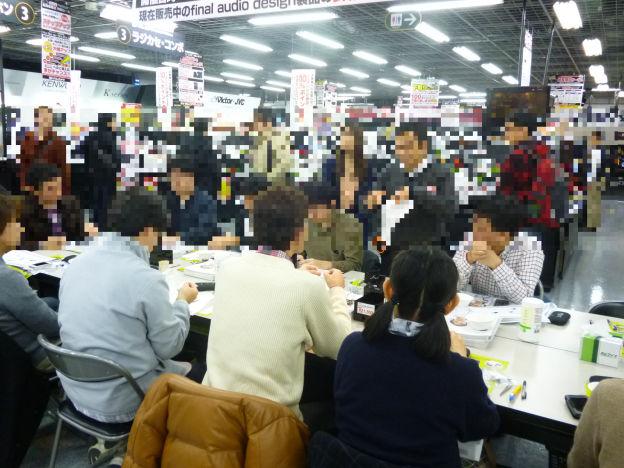 店のど真ん中の通路の異様な集団w