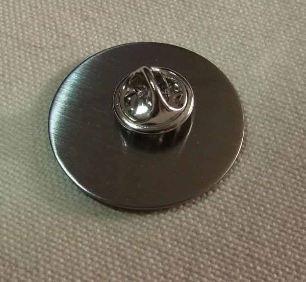 裏は安全ピンタイプではなくてブッ刺すタイプ