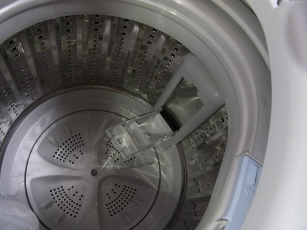 ステンレス槽。糸くずネットは洗剤投入口を兼ねる。