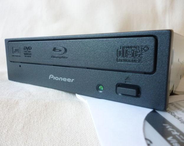 ケースのベゼルを使うときにはこういうそっけない標準外装が一番。気ぃ使わないし。