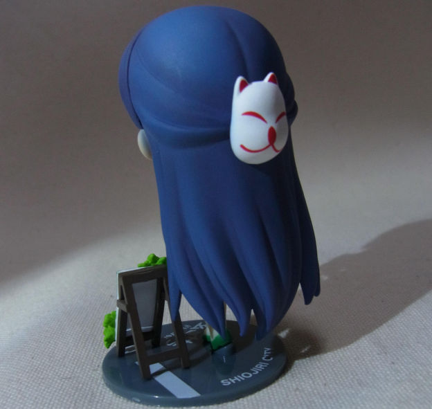 トレードマークの狐のお面はバレッタとして後ろに。