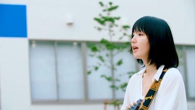 制服に囲まれ学校の中で歌う「Don't Cry」は違和感がない。