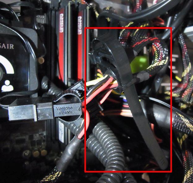 (ちょっと見づらいが)CPU側に垂れ下がる電源ケーブルを中空で保持