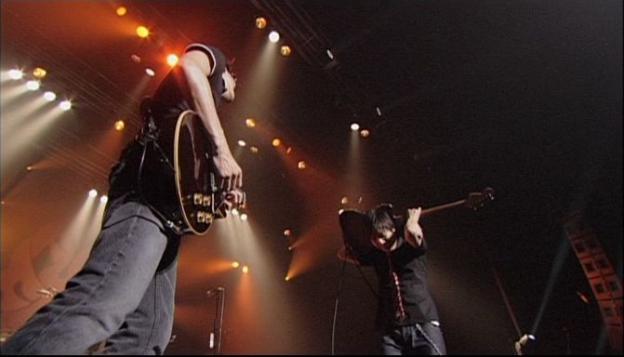 田中義人のアクロバティックな背面ギターソロ