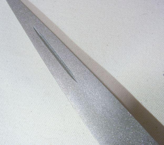 こっちが包丁を研ぐ平面。中央にキリなどを研ぐための溝が掘ってある。