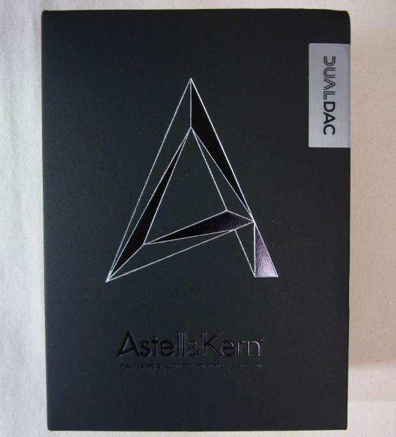 AK120は黒と銀で装丁されたシックなケースに入っている。