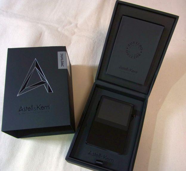 ケースを指環ケースの様に開けると本革ケースの包みとAK120本体が