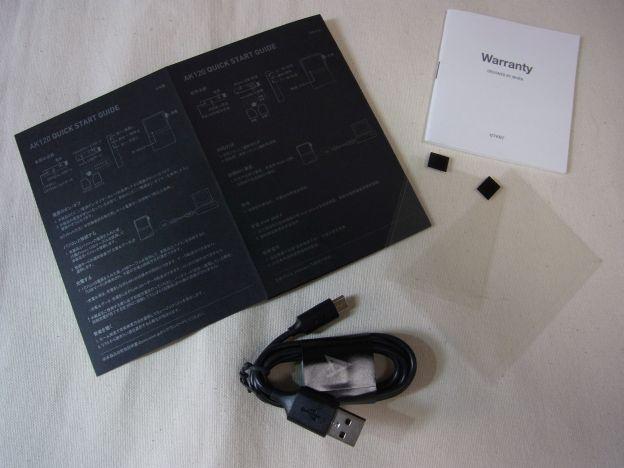 付属品はシンプル。クイックリファレンスとUSBケーブル、予備の保護シールくらい。