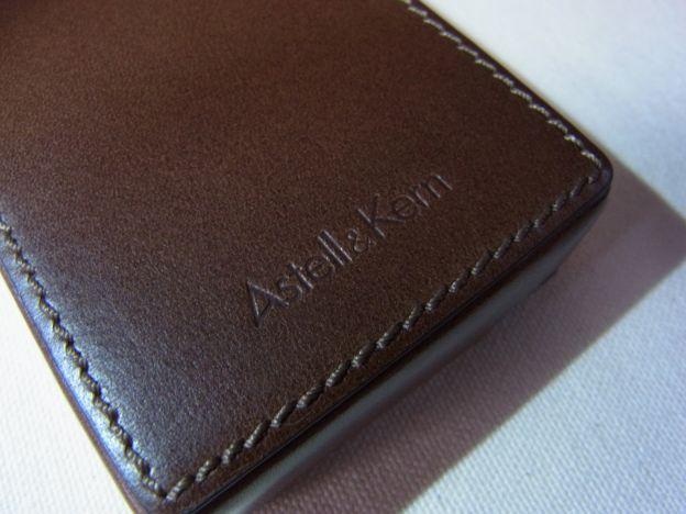 外側(裏)にはAstell&Kernの押し型が