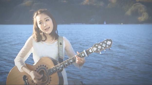 野外で歌うPVの彼女
