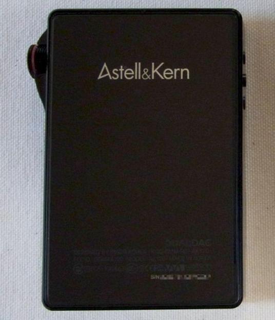 裏もブランド名とシリアルナンバー以外は薄い色の印刷で「うるさく」ない