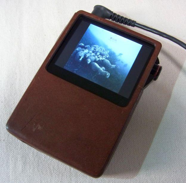 誰にでも合うブラウンのレザーケース。