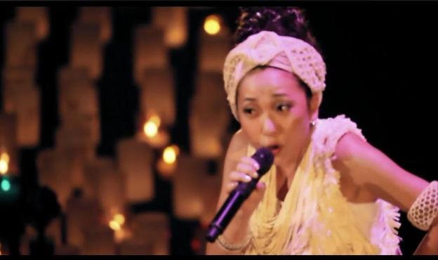 河口湖ステラシアターでの「Candle Night」のシーンも幻想的