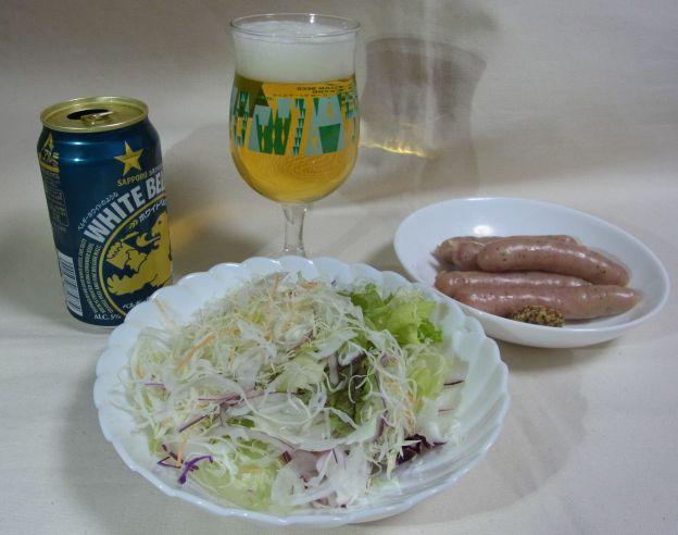 専用グラスにベルギービーアー(もどき)、ウインナで何となくベルギー気分。