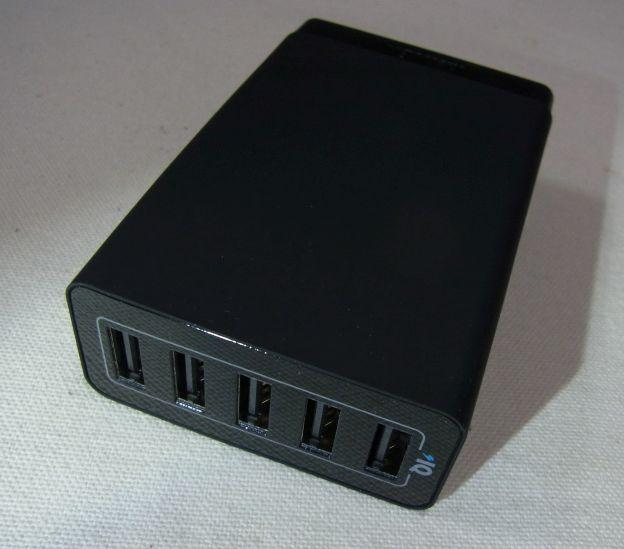 USBポートがある面はラバー状でなく黒プラ