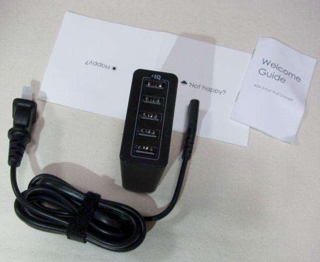 ACケーブルも黒で結束マジックテープ付き