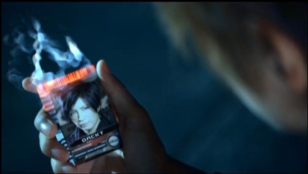 Gacktが立ち去り際に仮面ライダー役の井上正大に投げつけるカード