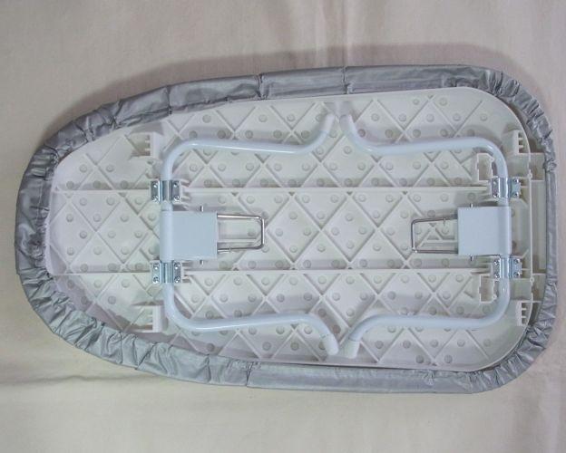 足格納時。四隅にないのは部品点数と工作個所の削減かな。