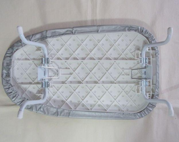 展開時。少しコの字型脚の開きはシブいです。