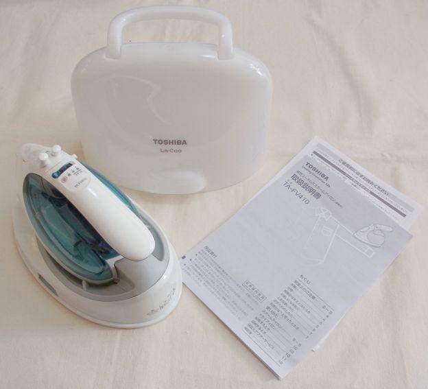 本体(充電台込み)とキャリングケース、説明書