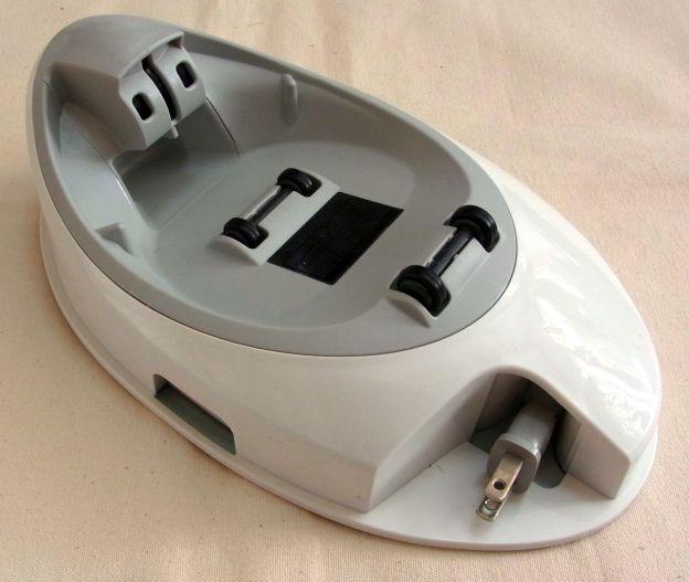 充電台。後ろの形状が入りくんでいるので、置くときにはきちんと置かないと×