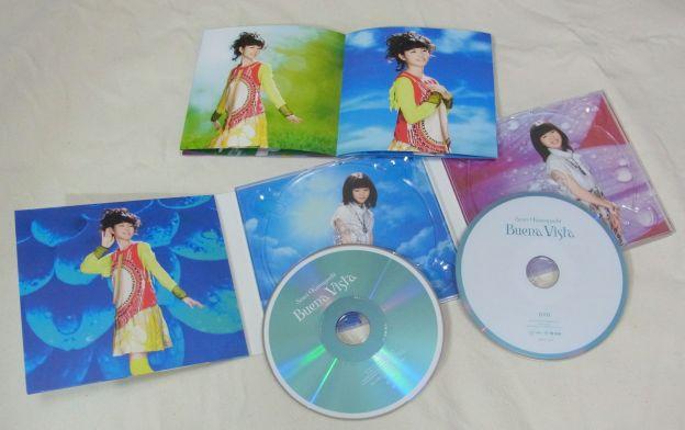 アルバムの表側は太陽をかたどったようなラテンな衣装だが、盤を取ると大人っぽい白い衣装に。