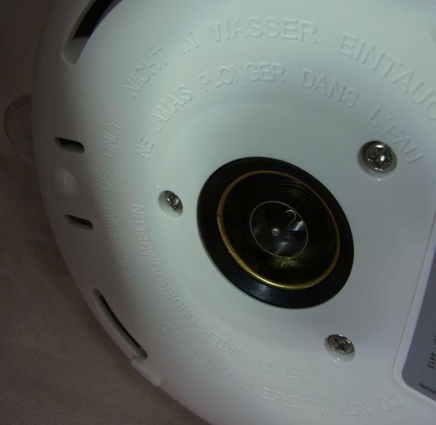 本体側もややくぼんだ接合部が中心にあるので、置いたらはまる、みたいな。