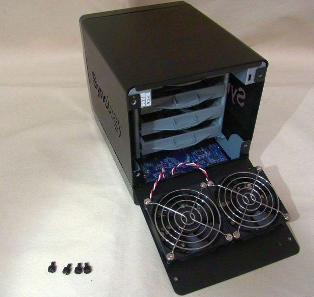 バックパネルはファンがついていて重さがあるのでパタンと開いてしまう。