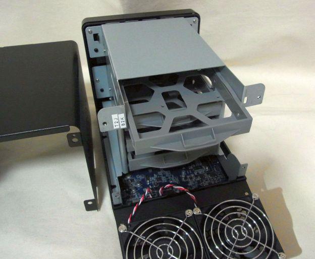 もちろんHDDトレーは全部取り去らなくてもかまわない。