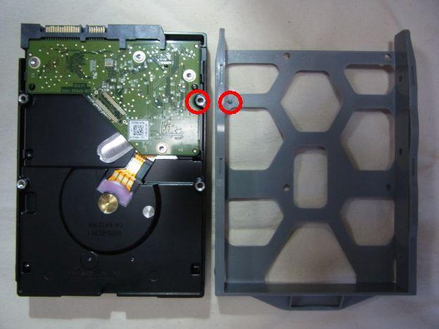 この突起とネジ穴が噛み合うようにする。