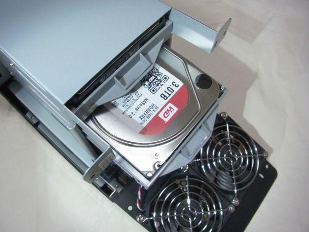 今度は2段目に3TBのHDDを挿入。