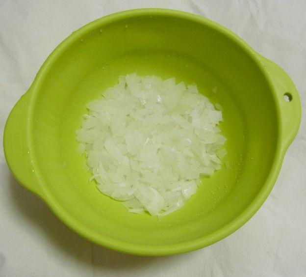 10分「レンジ強」で加熱後。水分飛んで体積はかなり減った。