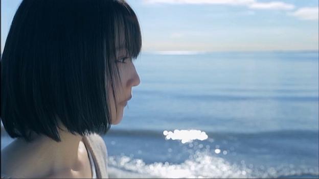 碧と白を基調とした、シンプルなPVです。