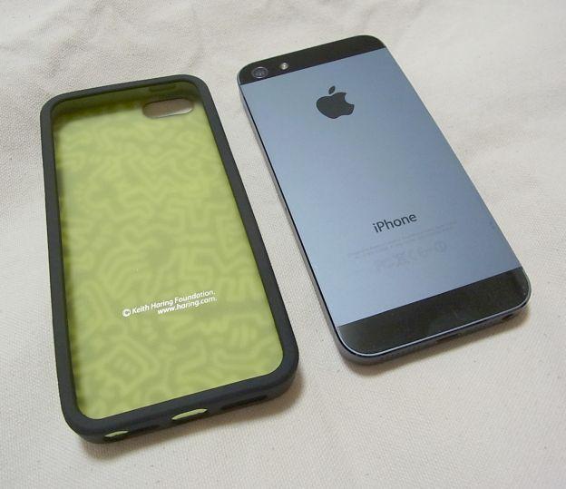 内側にはKeith Haring財団のコピーライトマークが。