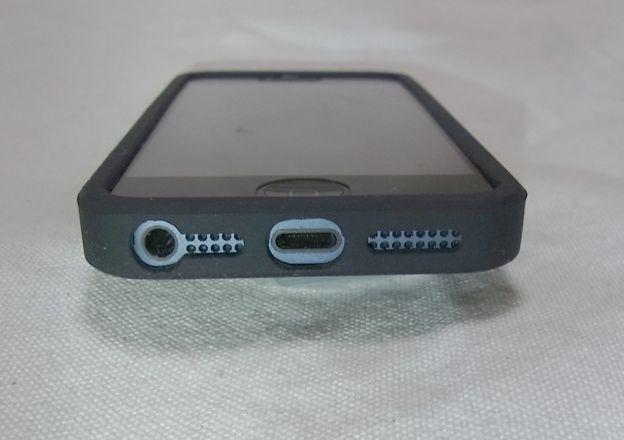 Lightning端子部分は結構えぐってあり、社外品のチョイ太めのものでも入る。