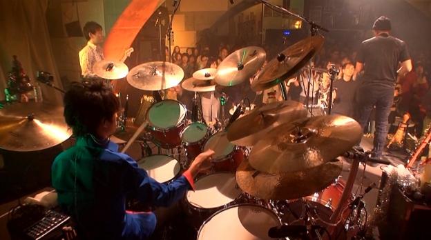 坂東クンアングル。ドラムの後ろからが4割を占めるプレイがよく見える映し方。