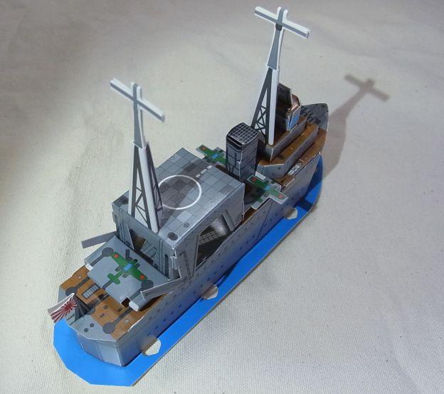 特に艫が寸詰まり。本物はもっとスマート。