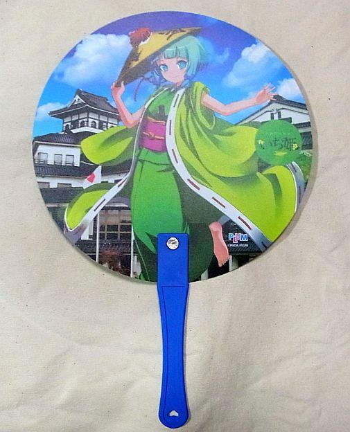 表は「青森県田舎館村 いち姫 クリアファイル1」に使われた田舎館村役場の前に立つ姫