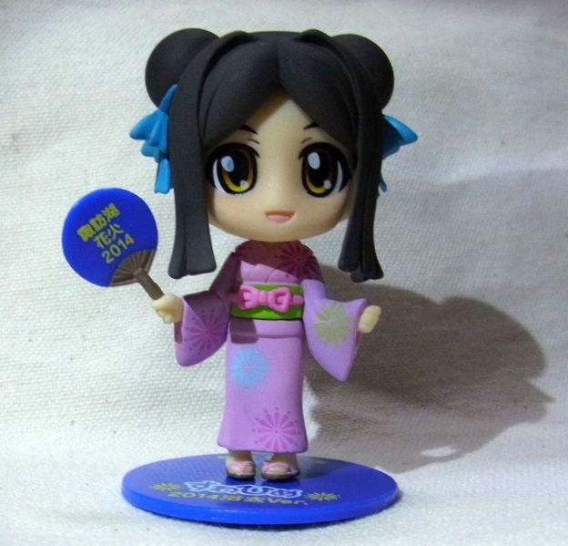 髪をアップにしているので、首の回りがすいている。