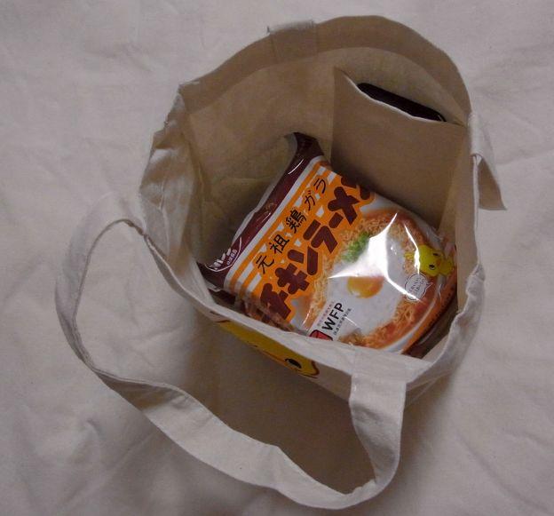 大きさ的にはこんなモン。ポケットに入っているのはiPhone5。