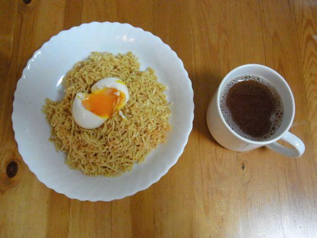 2)半熟卵を投下。戻し汁は別にとってスープとしていただく事に。