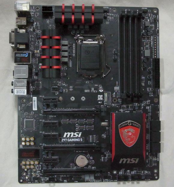 黒と赤で構成された精悍なデザイン。チップセット放熱板に描かれた竜が勇ましい。