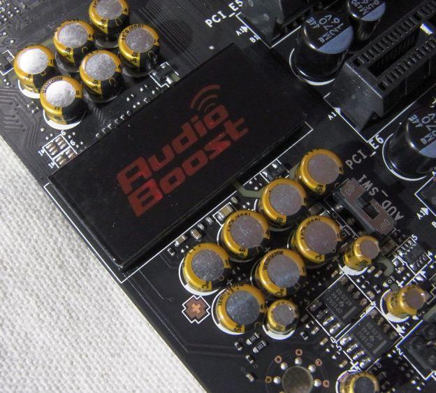 オーディオチップ自体は見えないが、金色に輝くニチコンのコンデンサとデュアルのTIのオペアンプが確認できる。