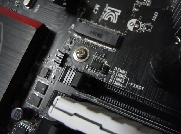 DIMM2とDIMM4を組で先に使えと書いてある。